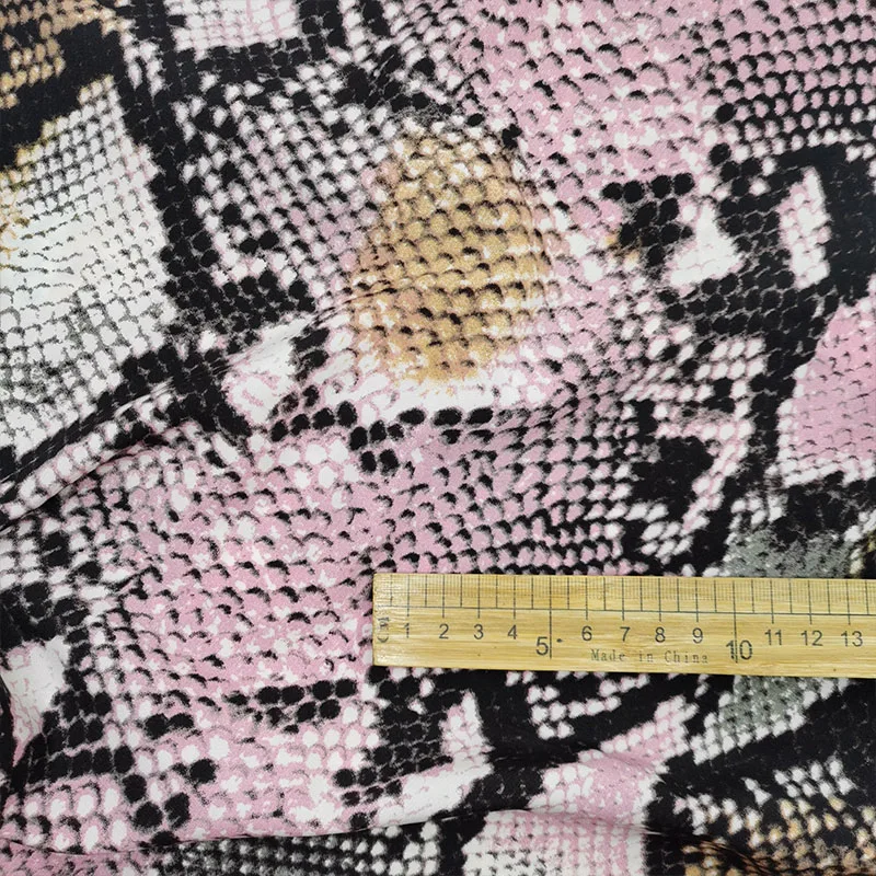 добър широк 150 см секси имитират коприна сатен шифон плат розово/жълто змия модел отпечатани шифон плат DIY жени рокля шал Изображение 2