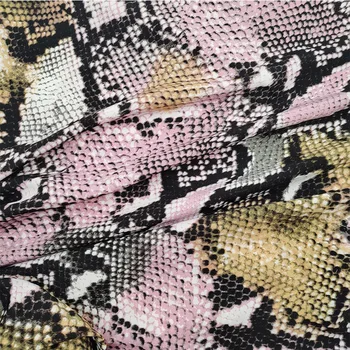 добър широк 150 см секси имитират коприна сатен шифон плат розово/жълто змия модел отпечатани шифон плат DIY жени рокля шал
